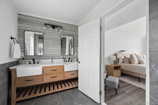 a en suite bathroom with a double vanity sink and mirror
