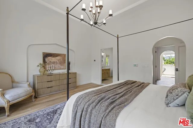 $2,899,900 | 736 South Cloverdale Avenue, Los Angeles, CA 90036