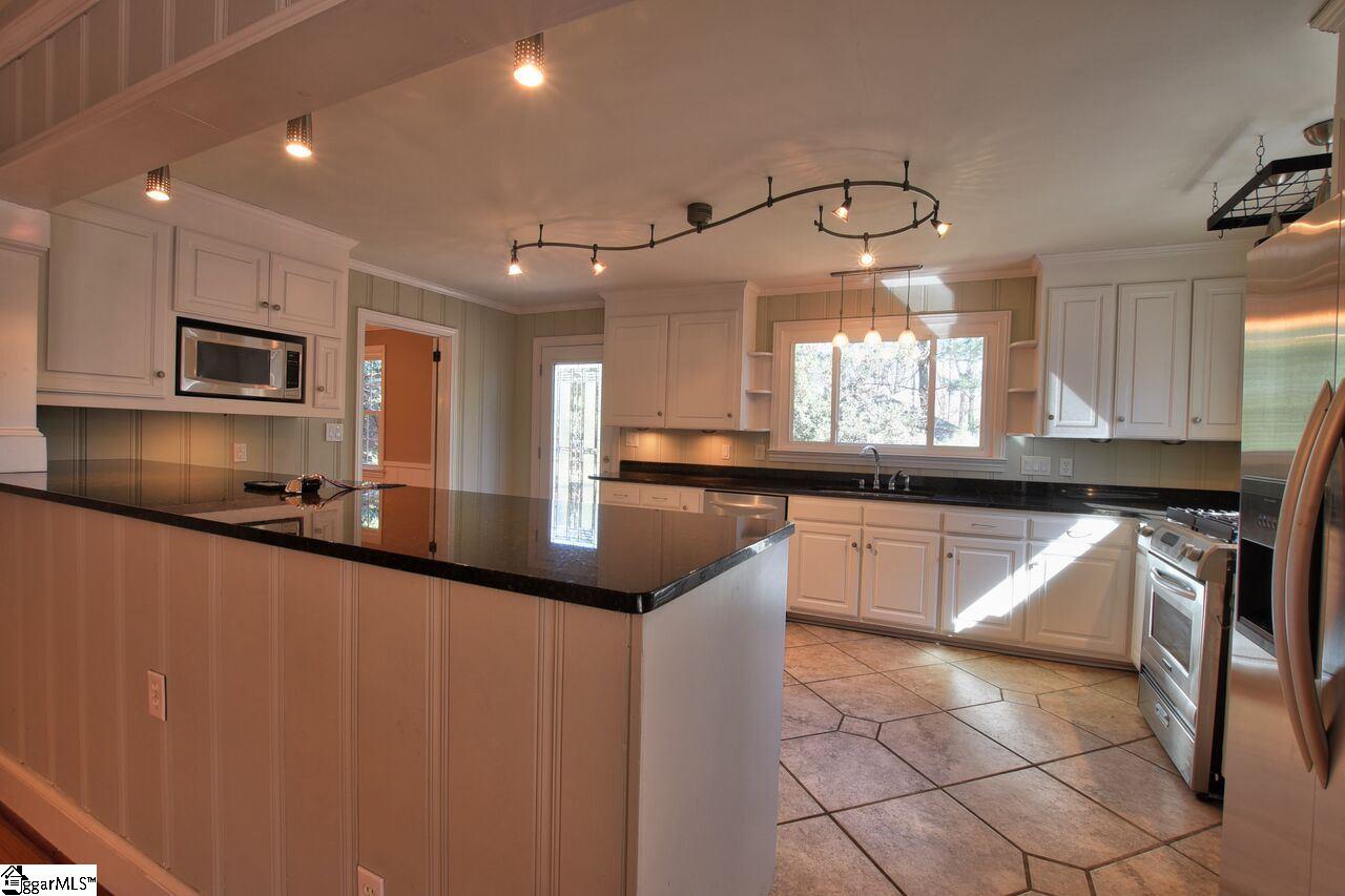 204 Sweetbriar Road Greenville, SC 29615 - Photo 11 of 36 Gallery Image 11