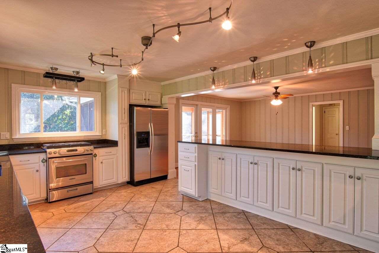 204 Sweetbriar Road Greenville, SC 29615 - Photo 10 of 36 Gallery Image 10
