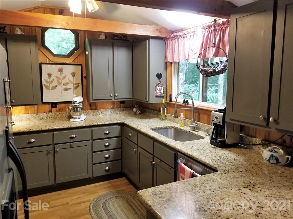 6373 Hemlock Road Newland, NC 28657 - Photo 6 of 22 Gallery Image 6