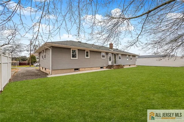 a view of a yard with a house