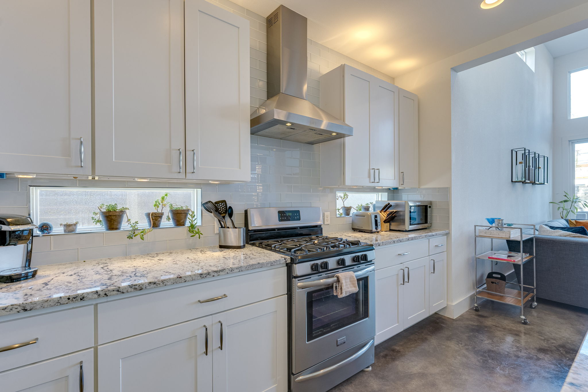 2514 East 4th Street, Unit A Austin, TX 78702 - Photo 9 of 33 Gas stove