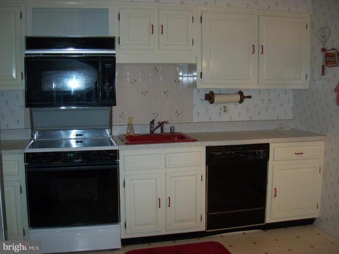 113 Circle Road Pasadena, MD 21122 - Photo 6 of 7 BRIGHT AND BEAUTIFUL
