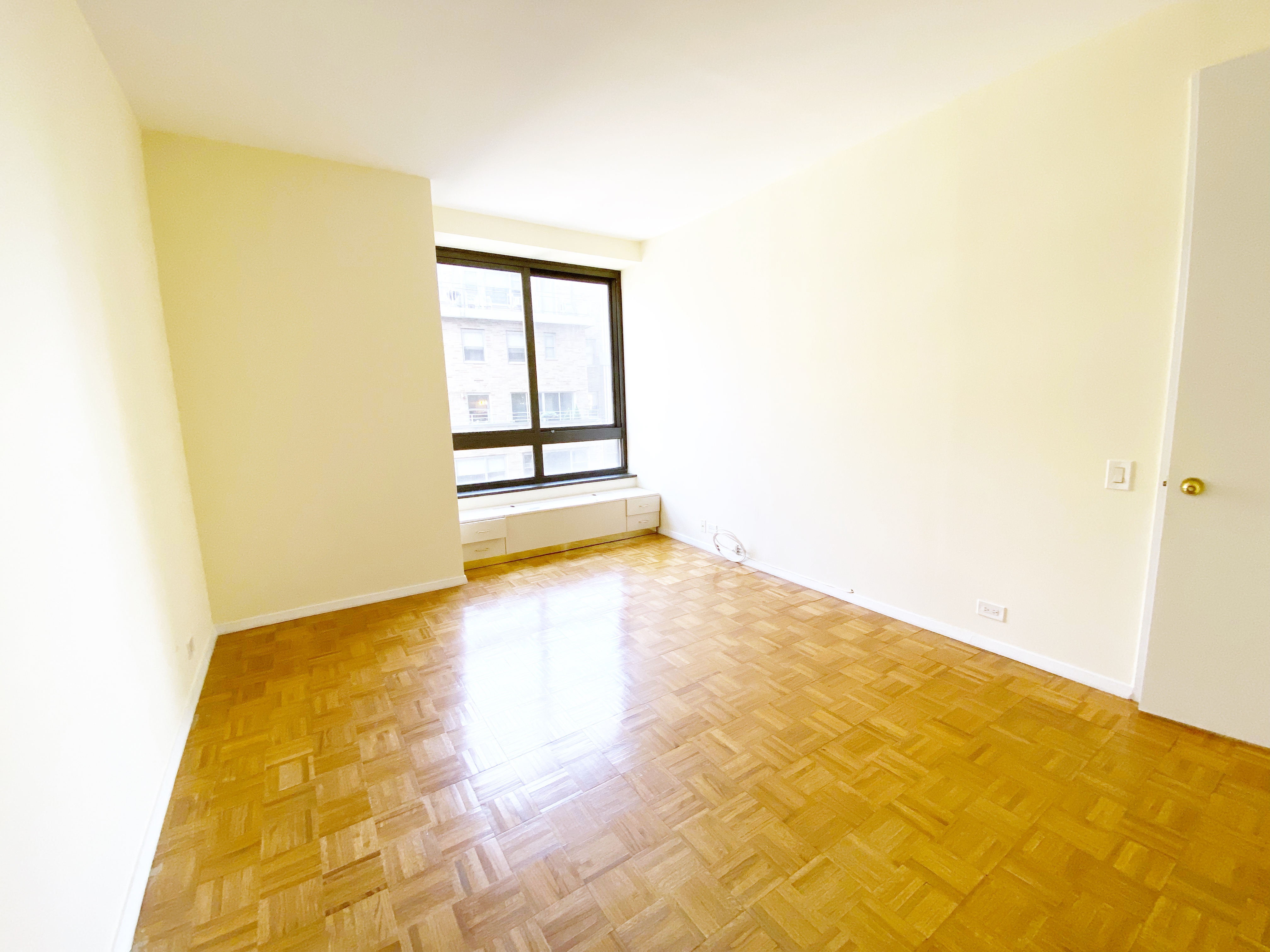 100 United Nations Plaza, Unit 11F Manhattan, NY 10017 - Photo 4 of 9