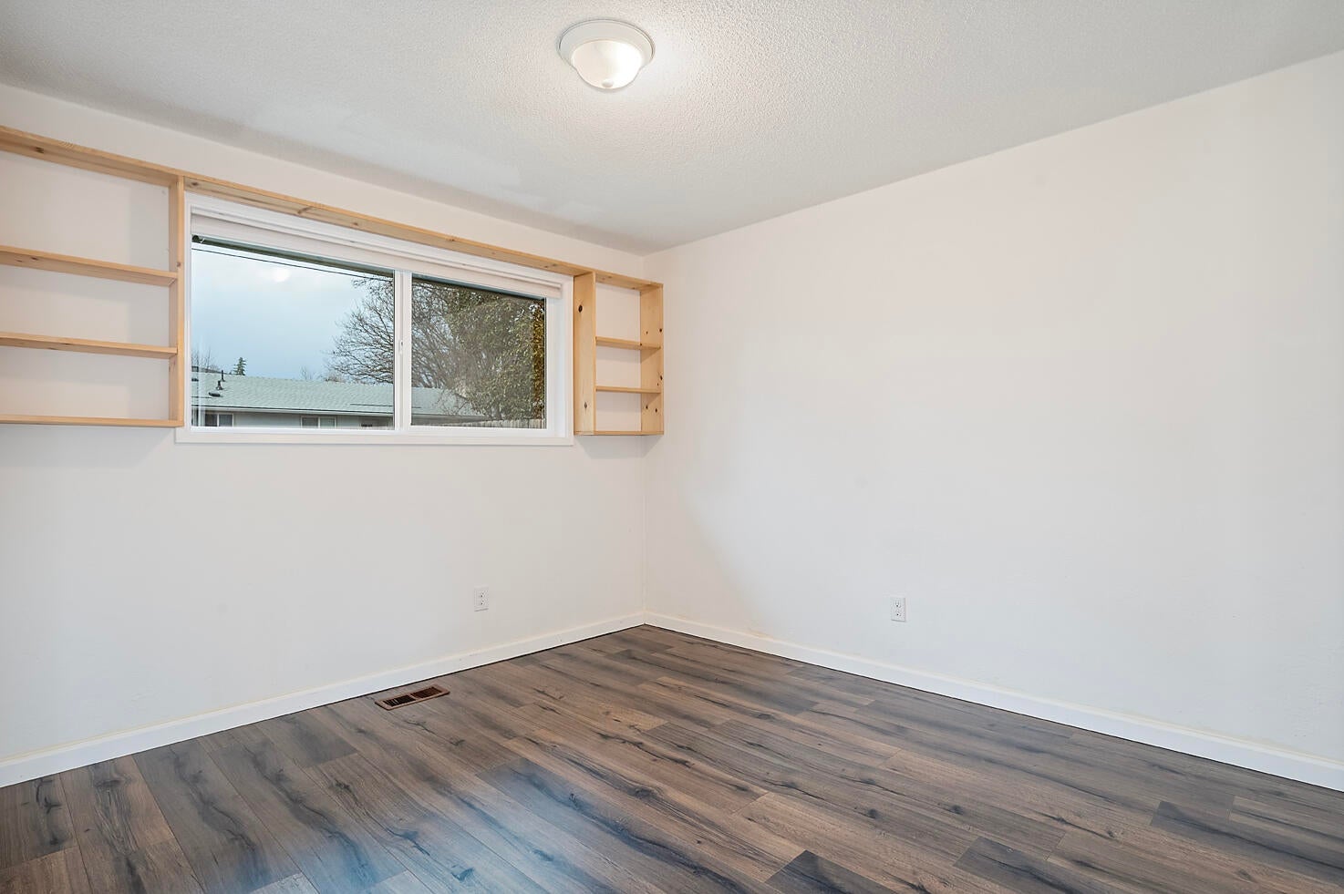 708 Talbot Street Eagle Point, OR 97524 - Photo 16 of 23 15-Bedroom 3