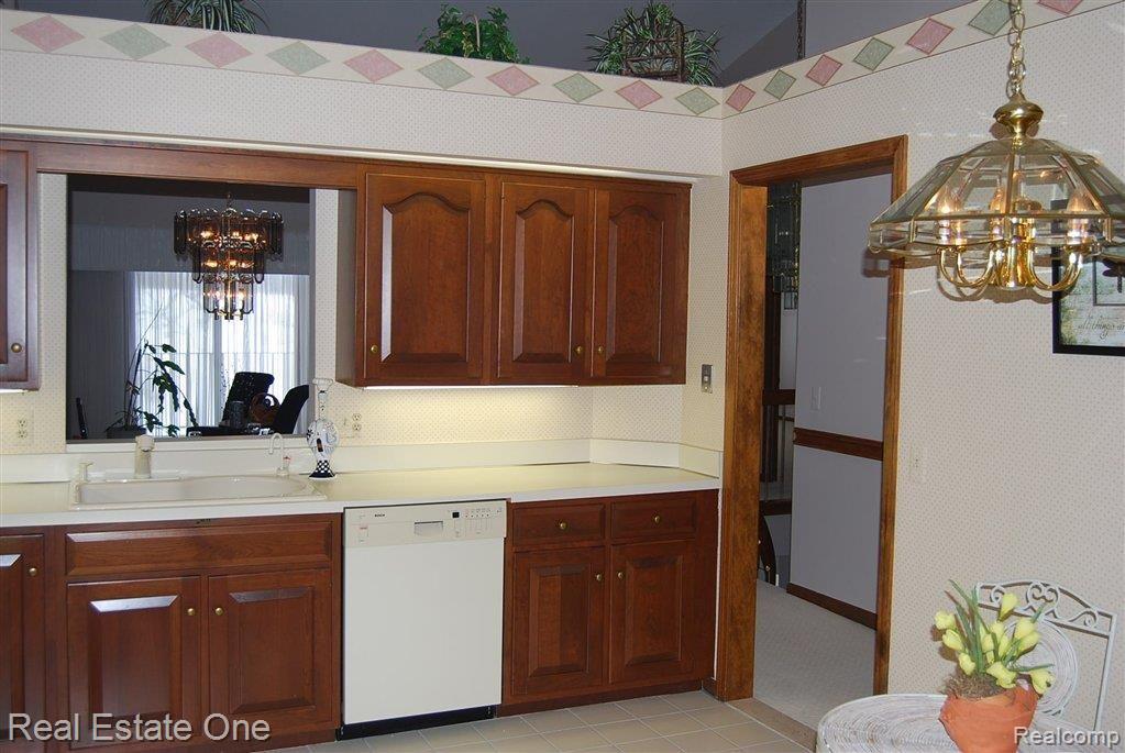 922 GreenView Court, Unit 22 Rochester, MI 48307 - Photo 10 of 24 Kitchen View #2