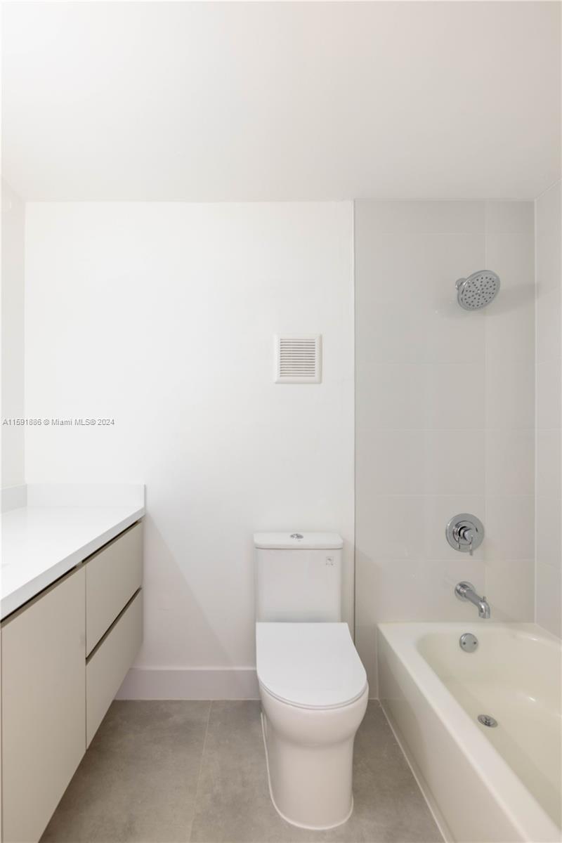 9400 West Flagler Street, Unit 413 Miami, FL 33174 - Photo 12 of 17 a bathroom with a toilet a sink and bathtub