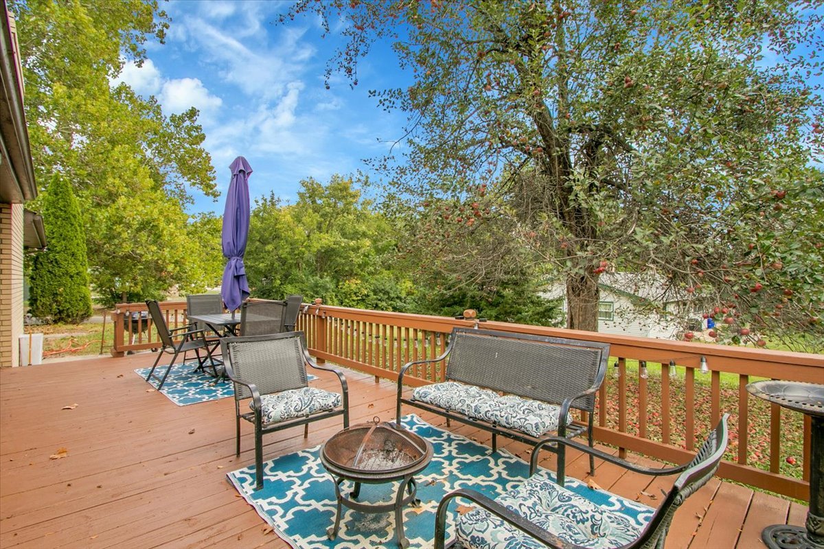 1708 Montague Road Rockford, IL 61102 - Photo 37 of 39 a view of chair and tables