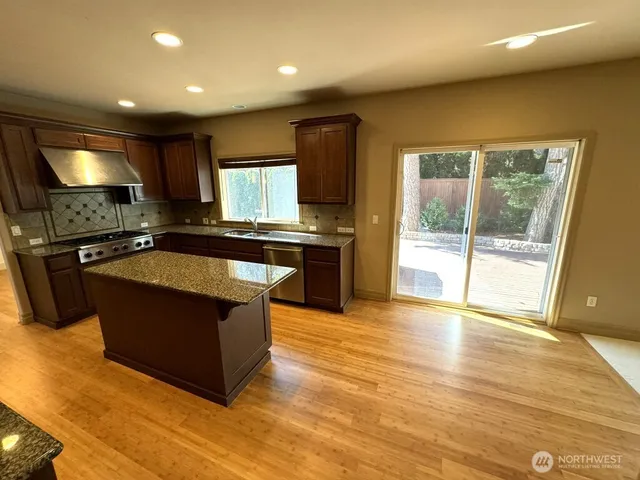 $4,999 | 16121 Northup Way, Bellevue, WA 98008