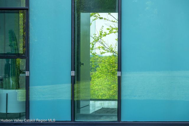 a view of a back yard