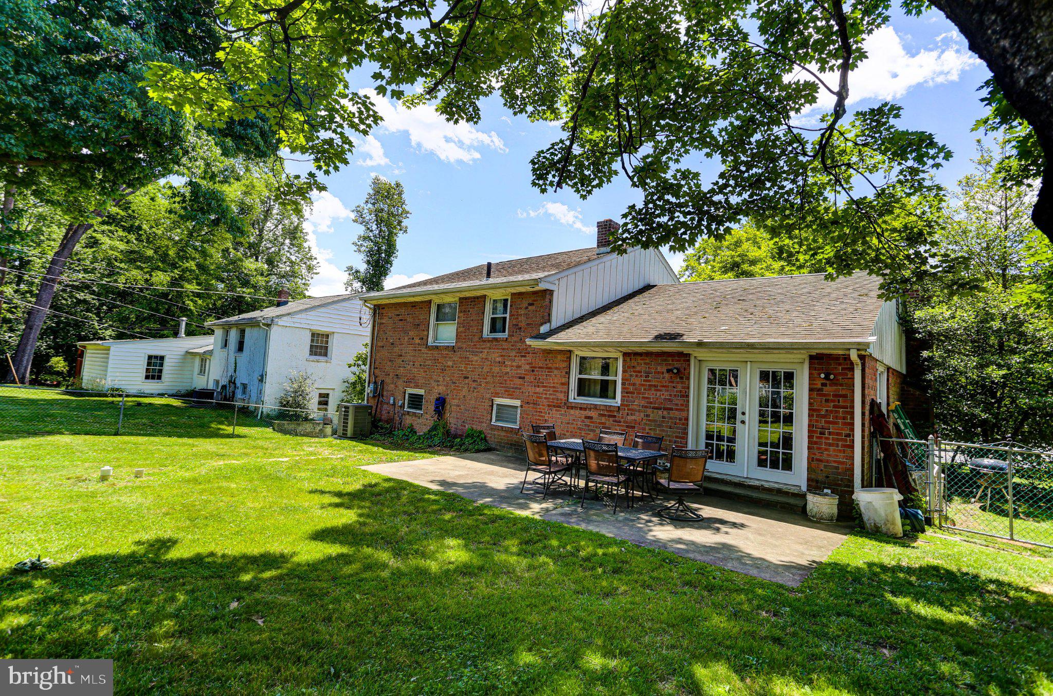125 West Thomson Avenue Springfield, PA 19064 - Photo 7 of 41 Charming brick home with lush greenery.