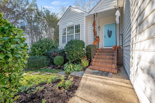 a view of a house with backyard and garden