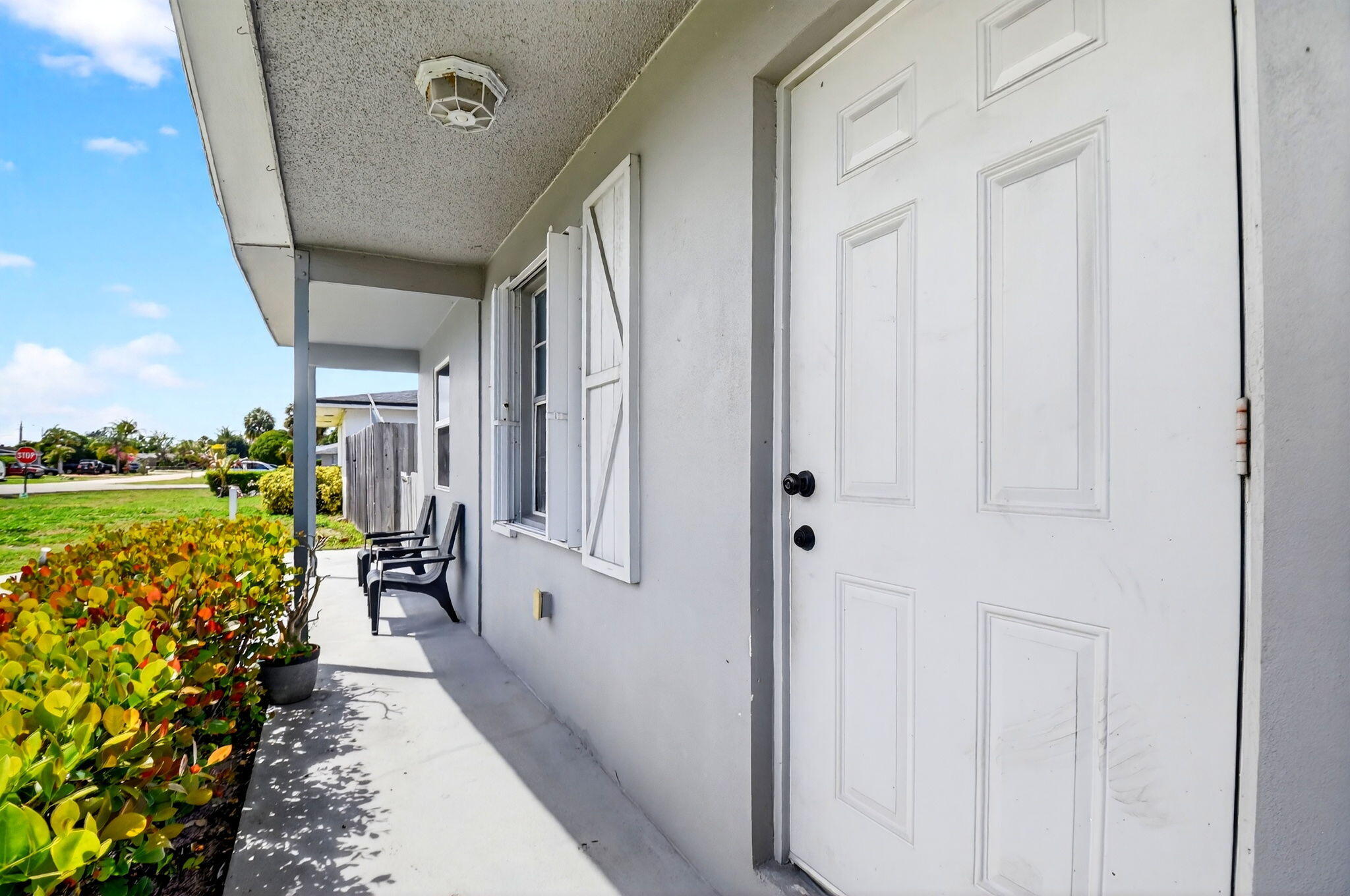 5721 Coconut Road West Palm Beach, FL 33413 - Photo 8 of 41 a hallway with a dining table and chairs