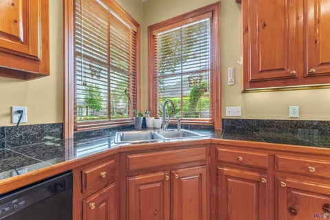 $599,900 | 11142 South Lakeside Oaks Avenue, Baton Rouge, LA 70810