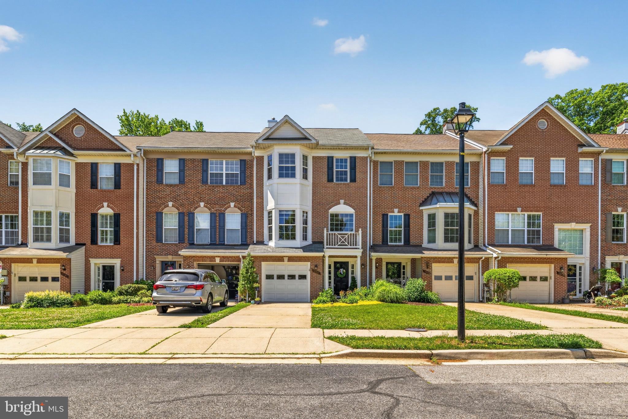 Beautifully maintained 4BR/2FB/2HB townhome.