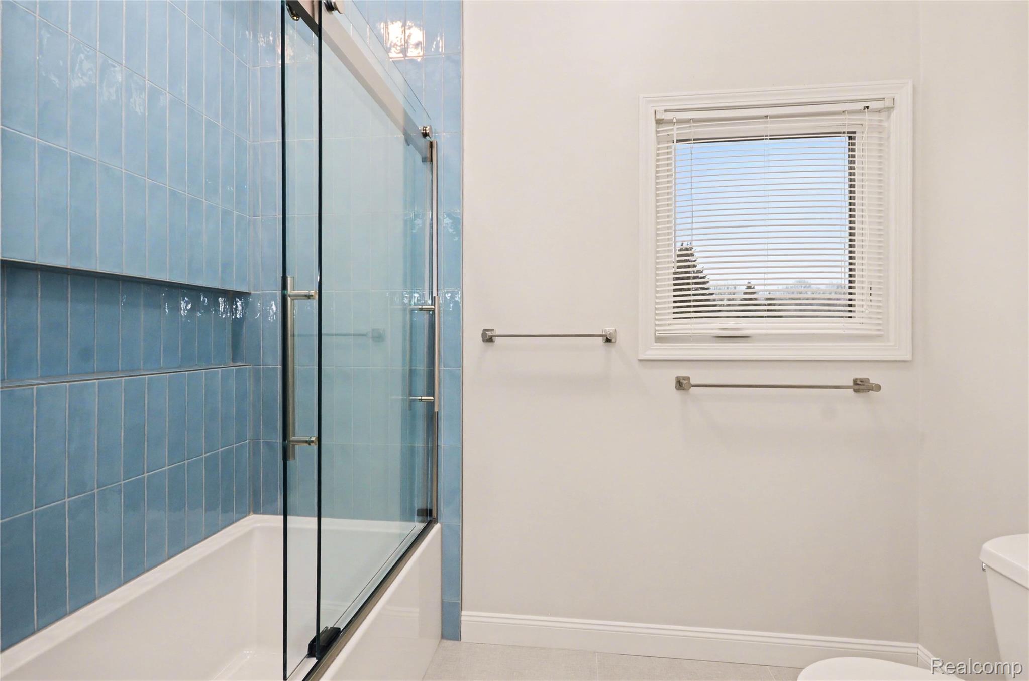 4179 St Andrews Street Howell, MI 48843 - Photo 37 of 75 Full bath with tiled shower/tub.