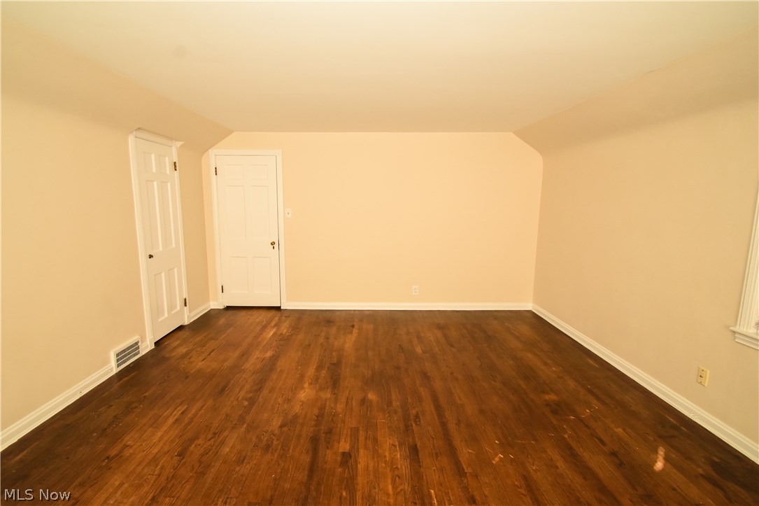 1543 Kew Road Cleveland, OH 44118 - Photo 20 of 33