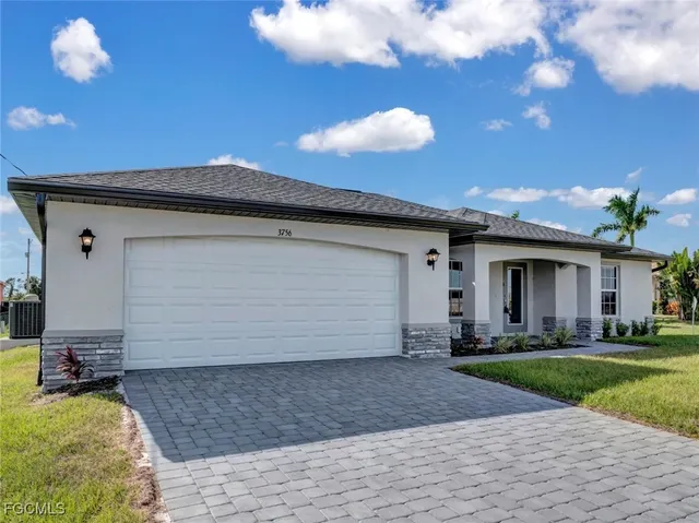 a view of a house with backyard and porch