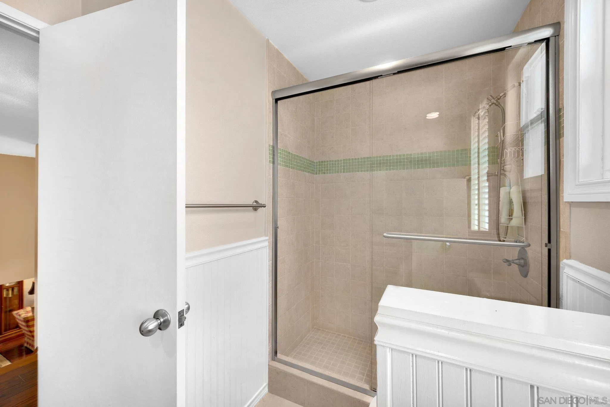 40 Brena Irvine, CA 92620 - Photo 22 of 39 a bathroom with a shower and a mirror