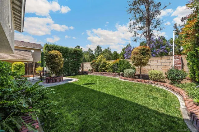 a view of back yard of the house