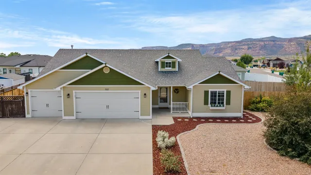 a view of house with a yard