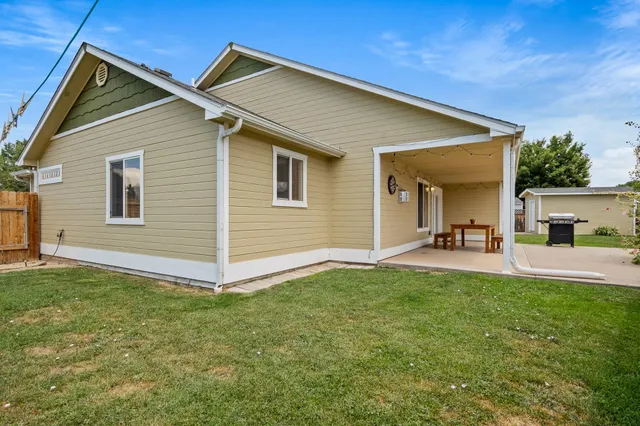 a view of a house with a backyard
