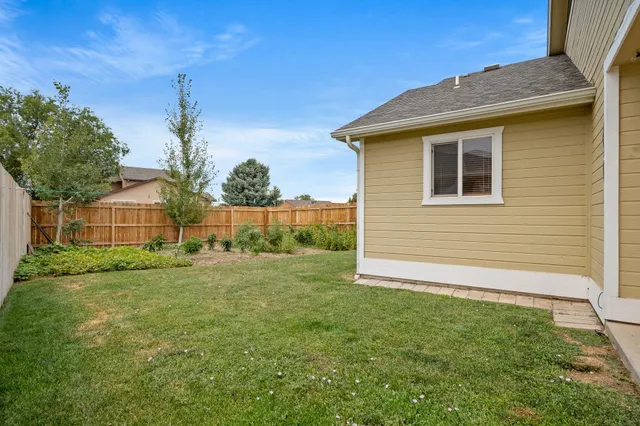 a view of back yard of the house