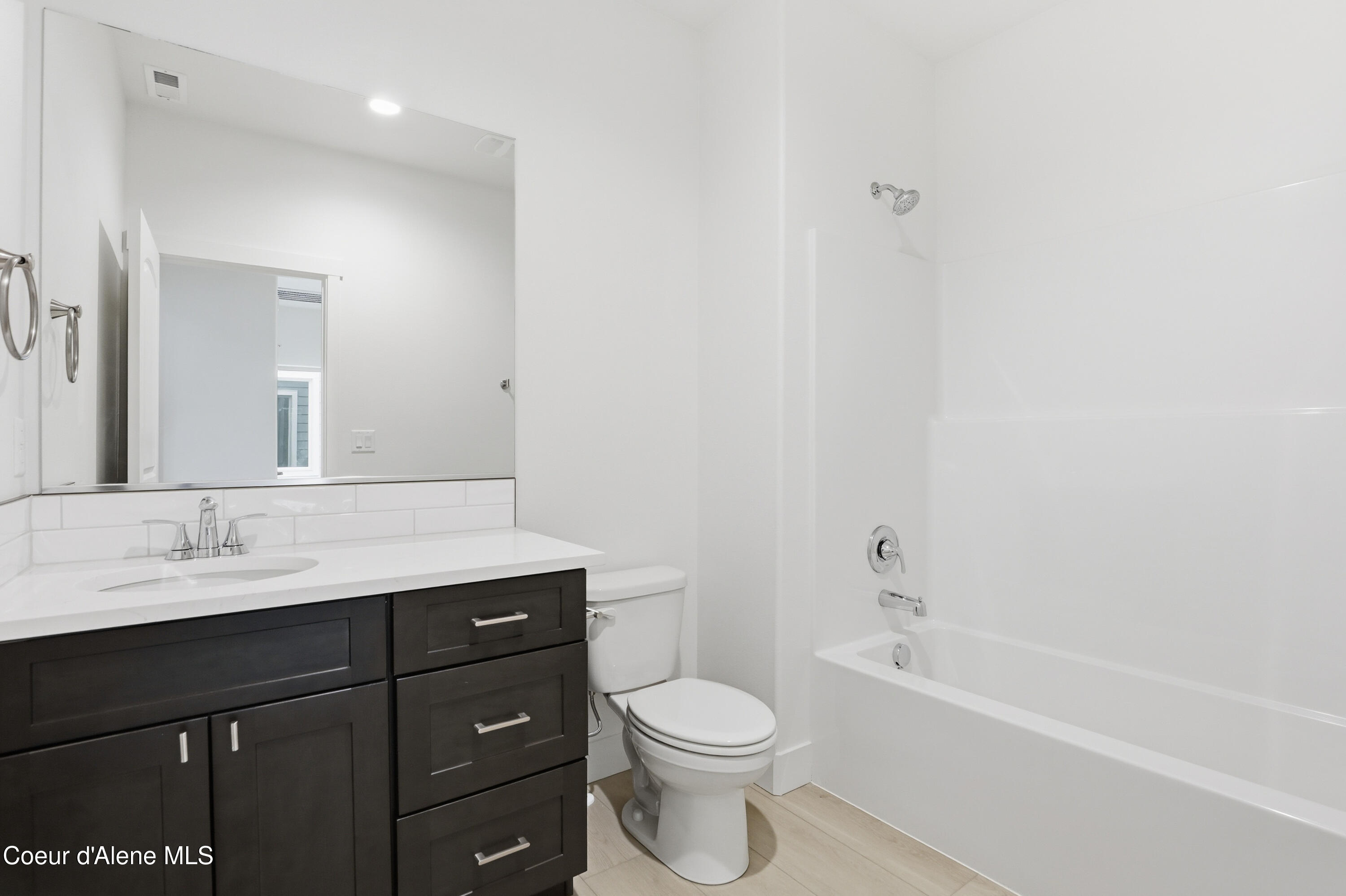 639 North Creative Way Post Falls, ID 83854 - Photo 16 of 20 Main Bathroom