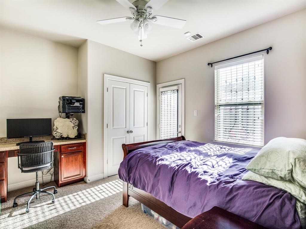 1246 Sampson Street Houston, TX 77003 - Photo 11 of 18 The guest bedroom on the first floor has carpet floors.