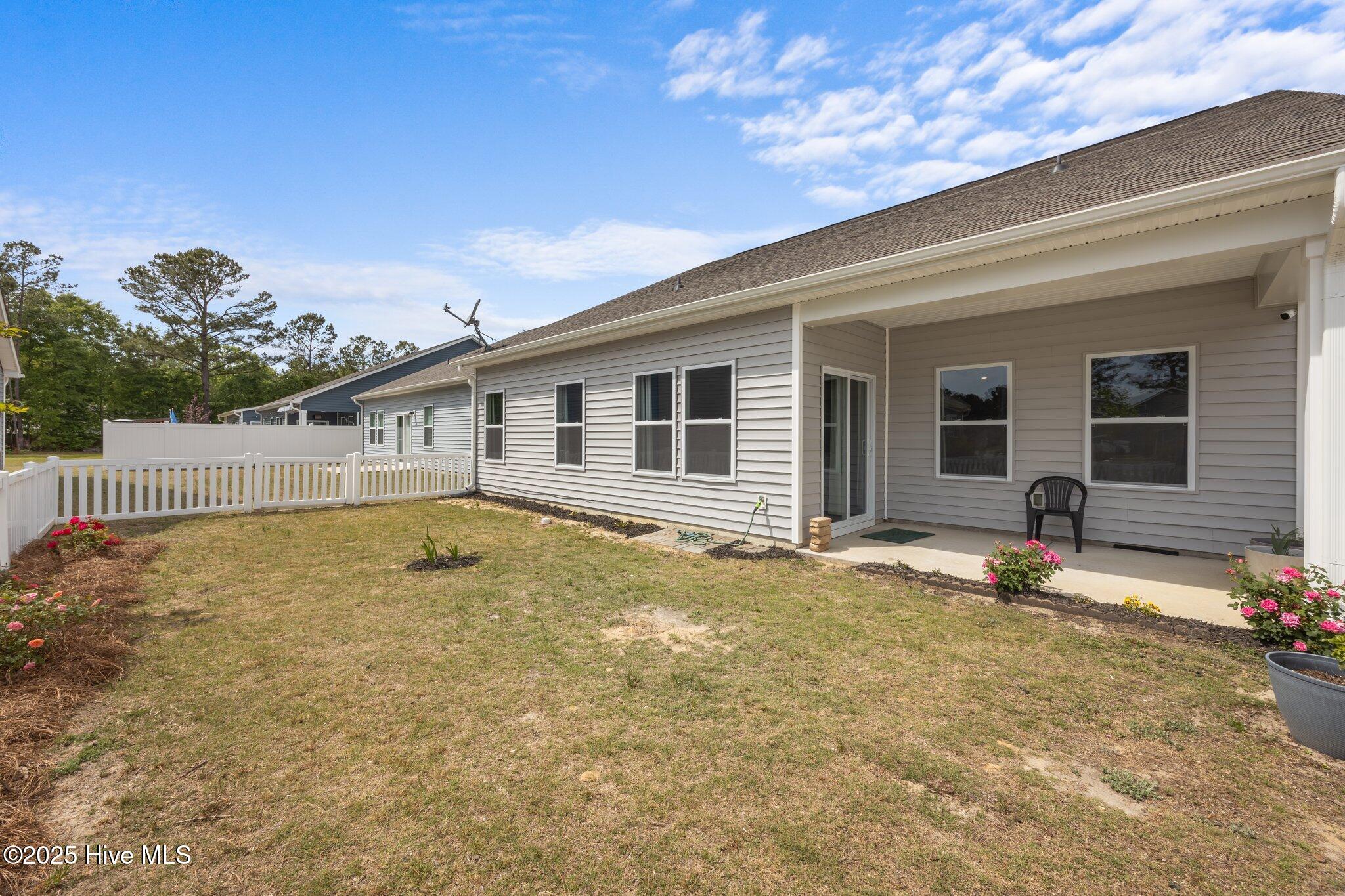 1008 Rodanthe Drive New Bern, NC 28562 - Photo 34 of 50 Back Yard - White Picket Fence