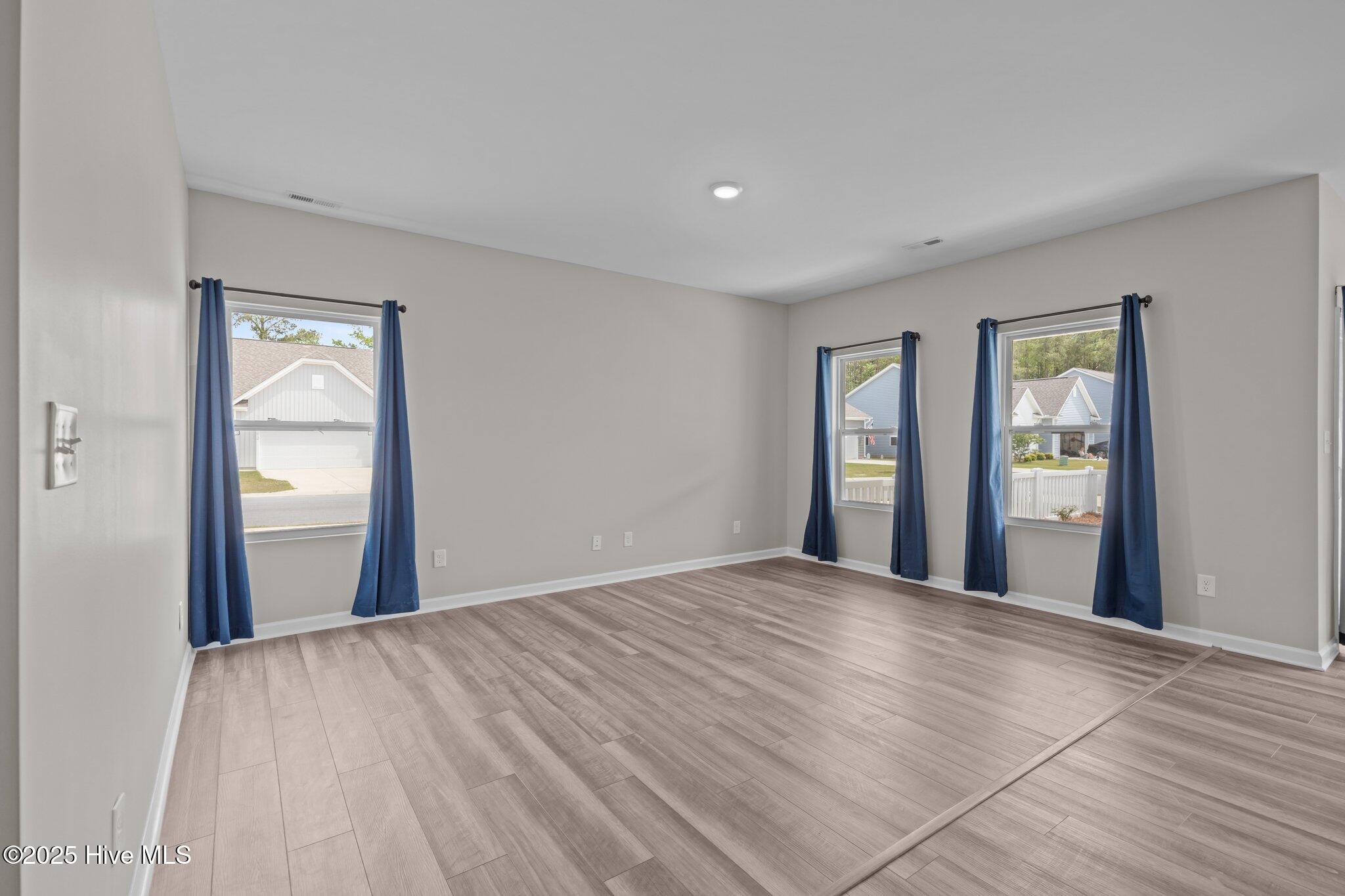 1008 Rodanthe Drive New Bern, NC 28562 - Photo 3 of 50 Living Room