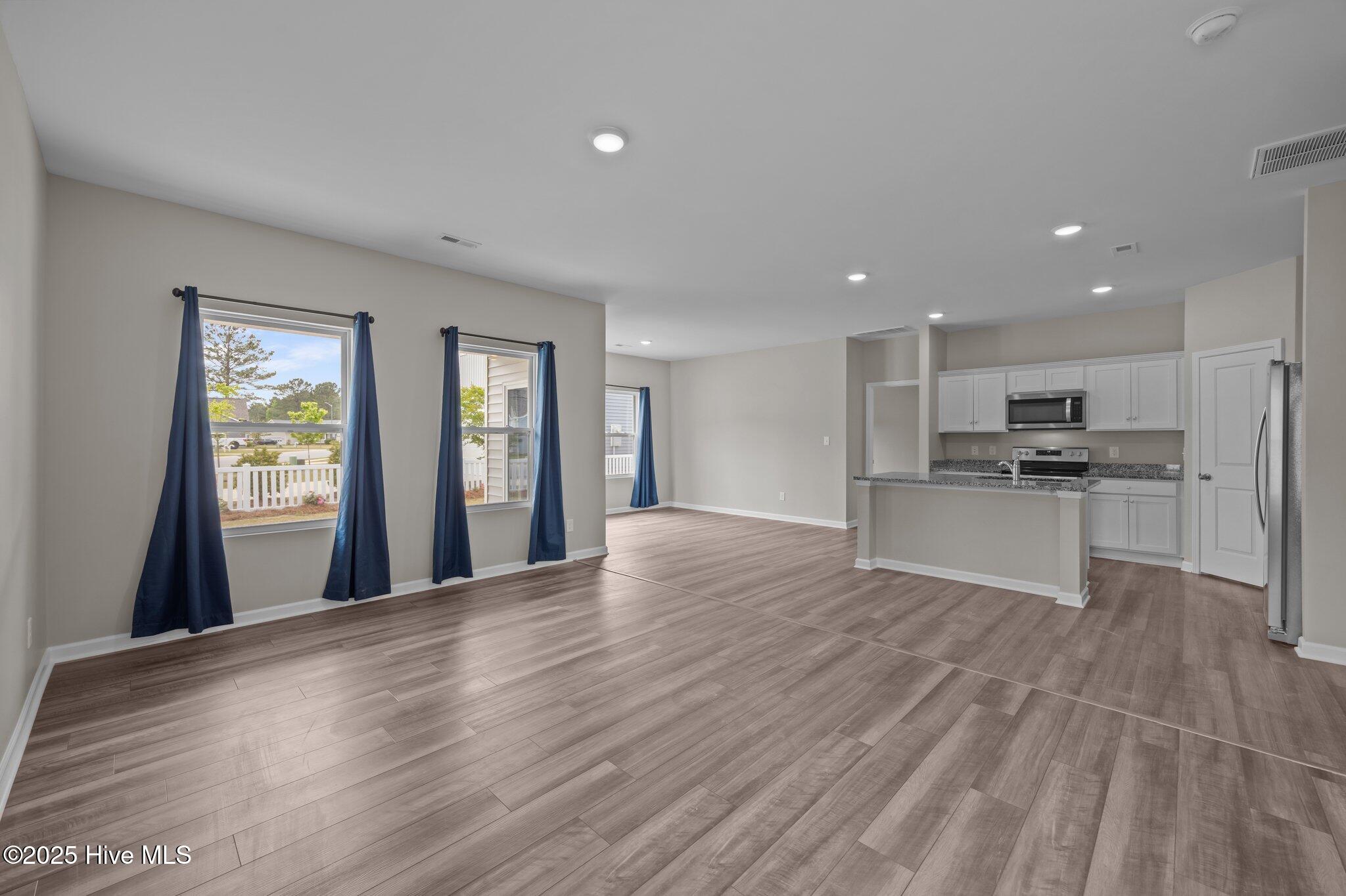 1008 Rodanthe Drive New Bern, NC 28562 - Photo 4 of 50 Living Room