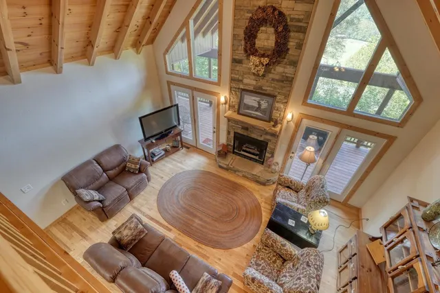 a view of entryway with furniture