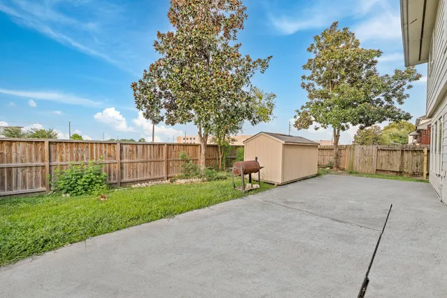 a view of a backyard