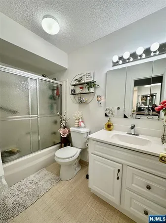 $2,300 | 160 Overlook Avenue, Unit 2D, Hackensack, NJ 07601