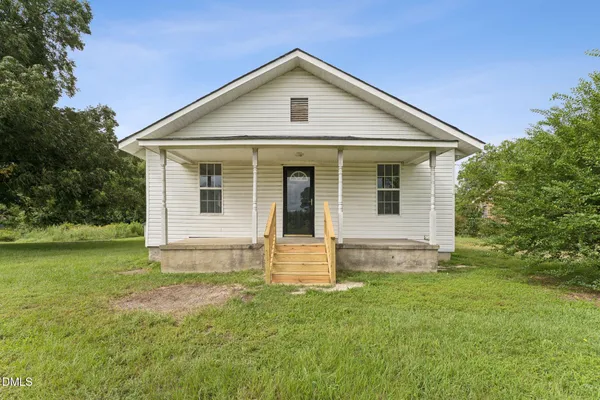 a view of a house with backyard