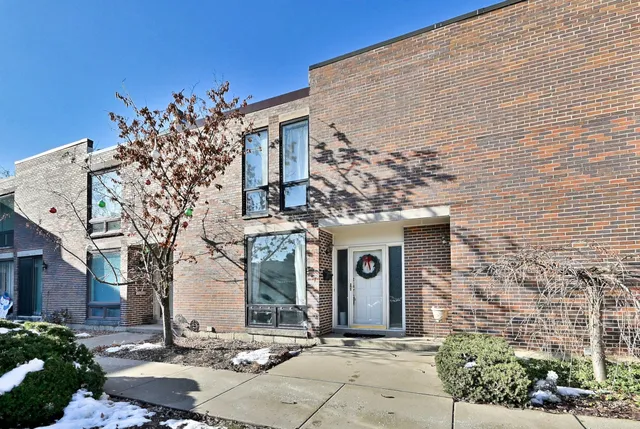 $410,000 | 7 Birch Tree Court, Elmhurst, IL 60126