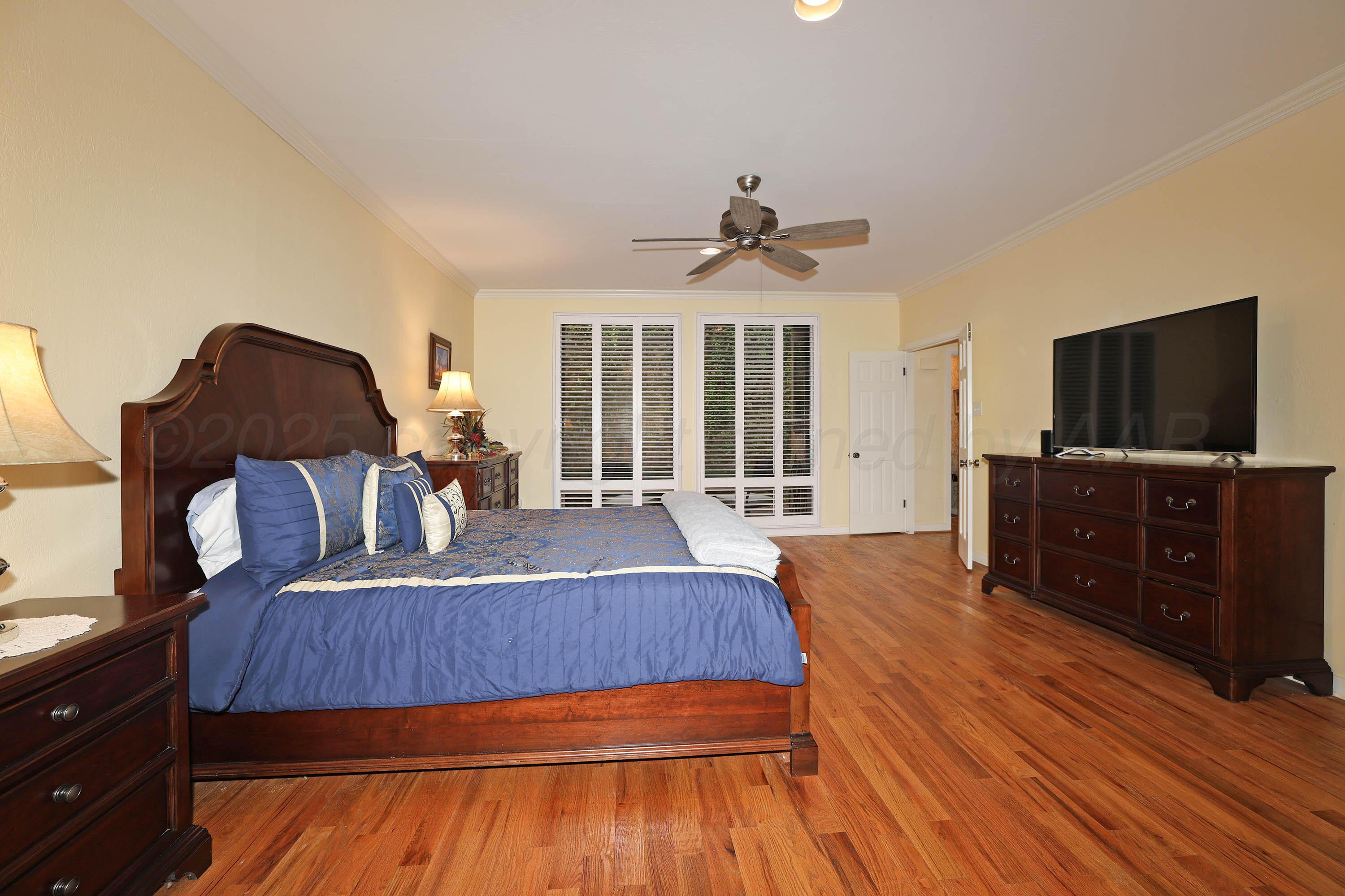 3 Woodstone Street Amarillo, TX 79106 - Photo 22 of 44 a living room with furniture and a flat screen tv