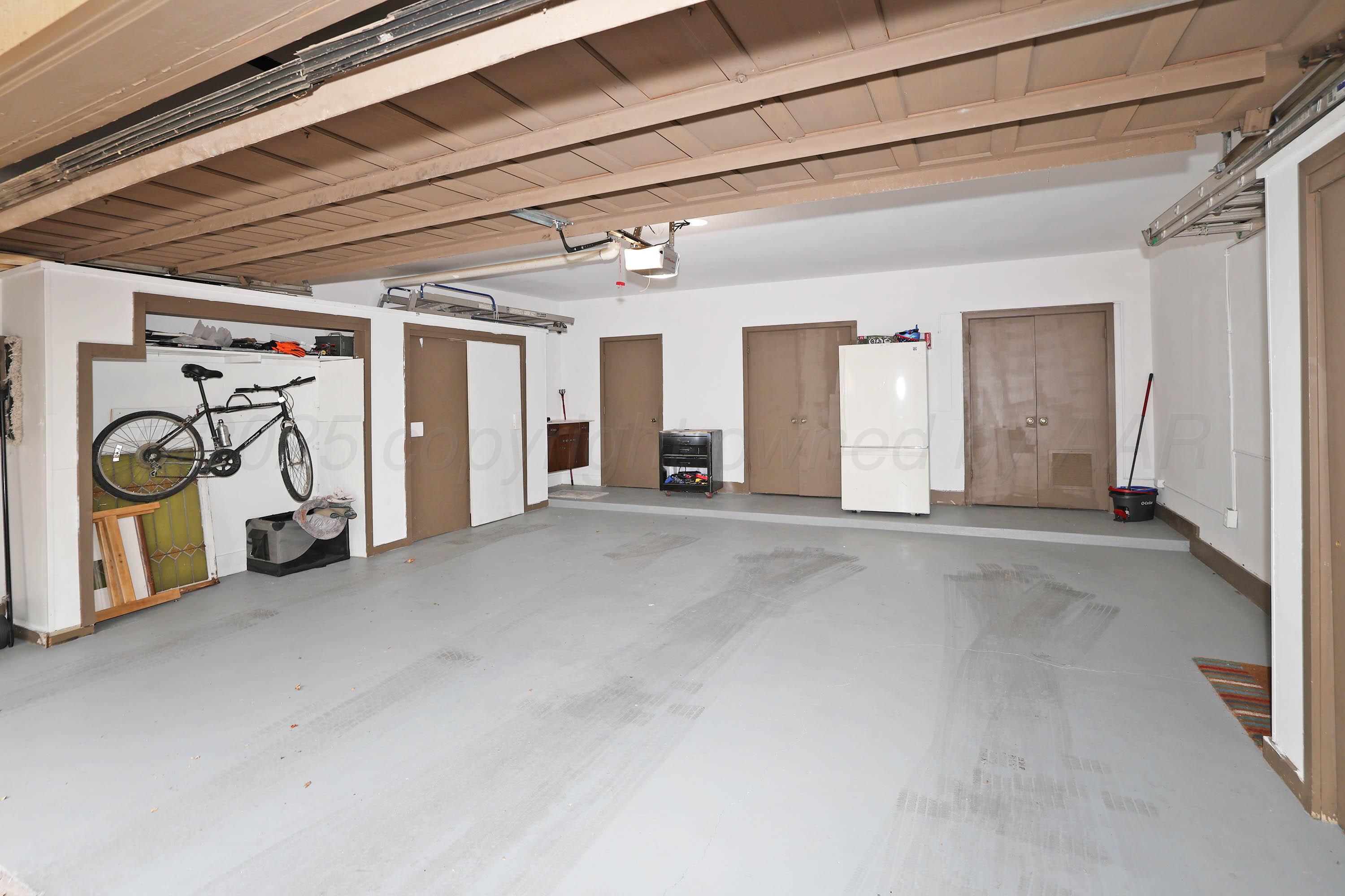 3 Woodstone Street Amarillo, TX 79106 - Photo 43 of 44 a view of a garage