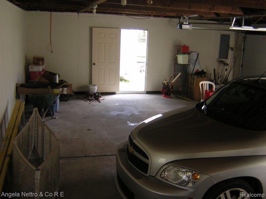 43650 Willis Road Belleville, MI 48111 - Photo 21 of 25 43650 willis fin. garage
