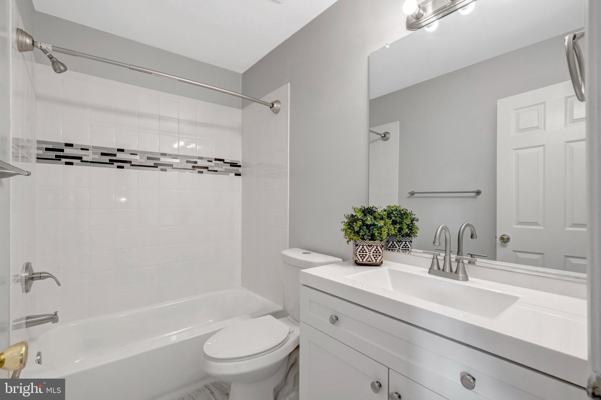 7905 Rebel Walk Drive Manassas, VA 20109 - Photo 34 of 51 a bathroom with a sink a toilet and a bathtub