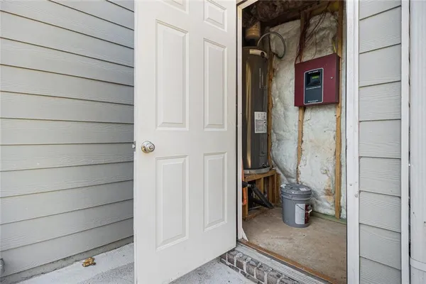a view of a house with backyard