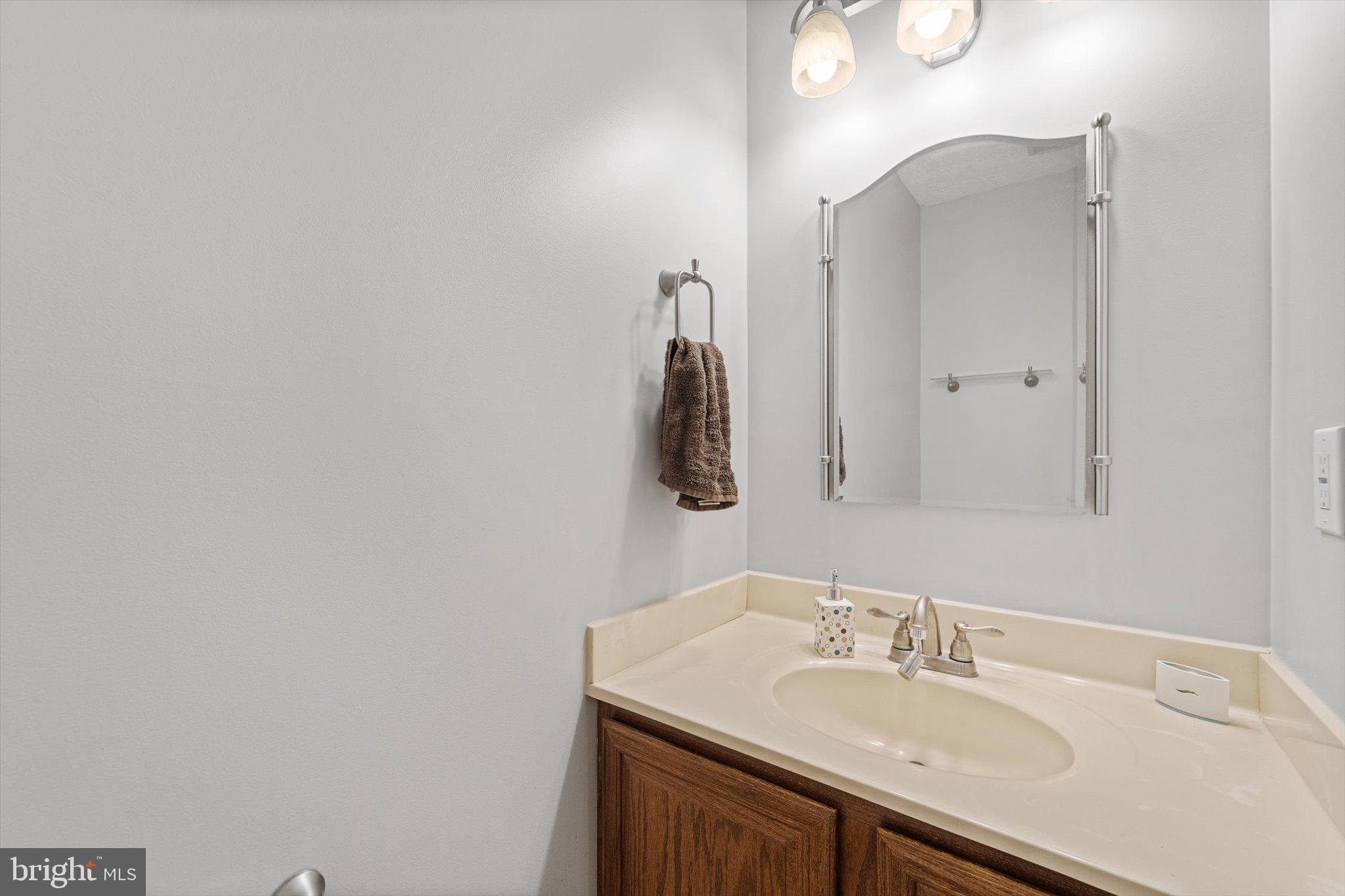 10461 Brackets Ford Circle Manassas, VA 20110 - Photo 18 of 52 Main level powder room