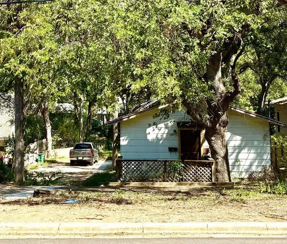 a view of a yard with a tree