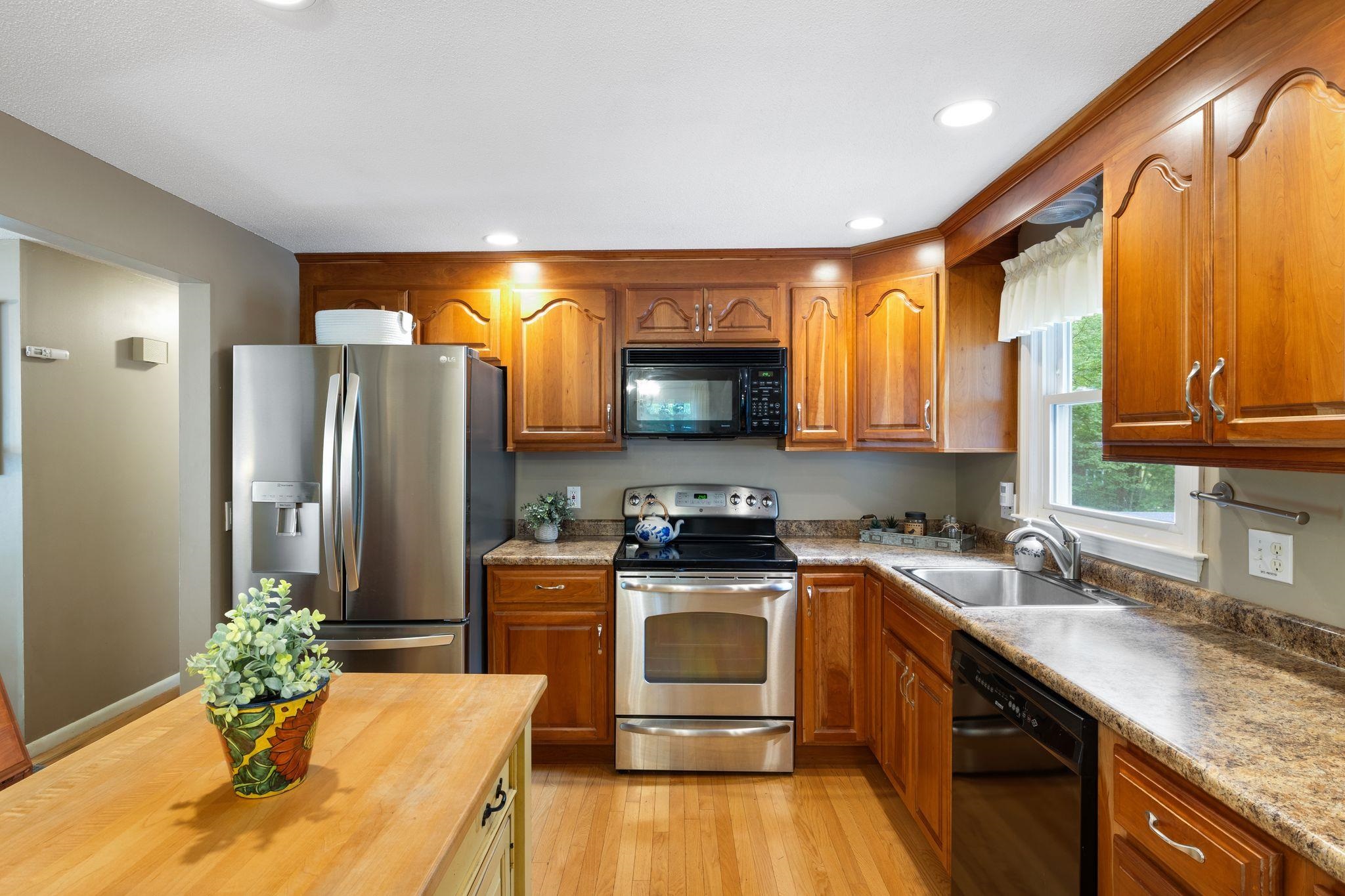 12 Mill Road Londonderry, NH 03053 - Photo 3 of 28 Gallery Image 3