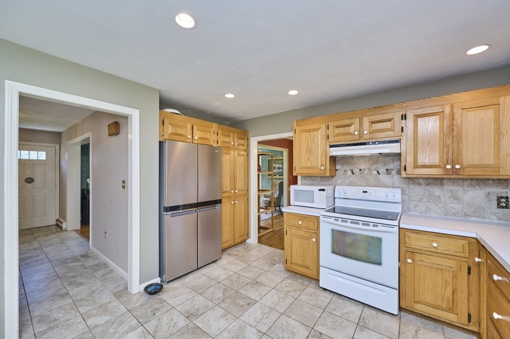 70 Harrington Road Framingham, MA 01701 - Photo 8 of 38