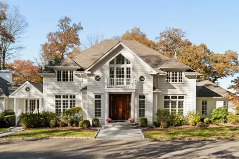 $2,100,000 | 3 Mayflower Lane, Weston, CT 06883