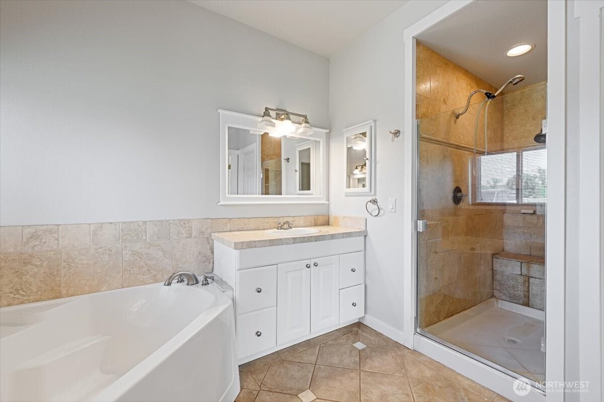 644 Masterson Road Cle Elum, WA 98922 - Photo 21 of 40 a bathroom with a bathtub sink and mirror