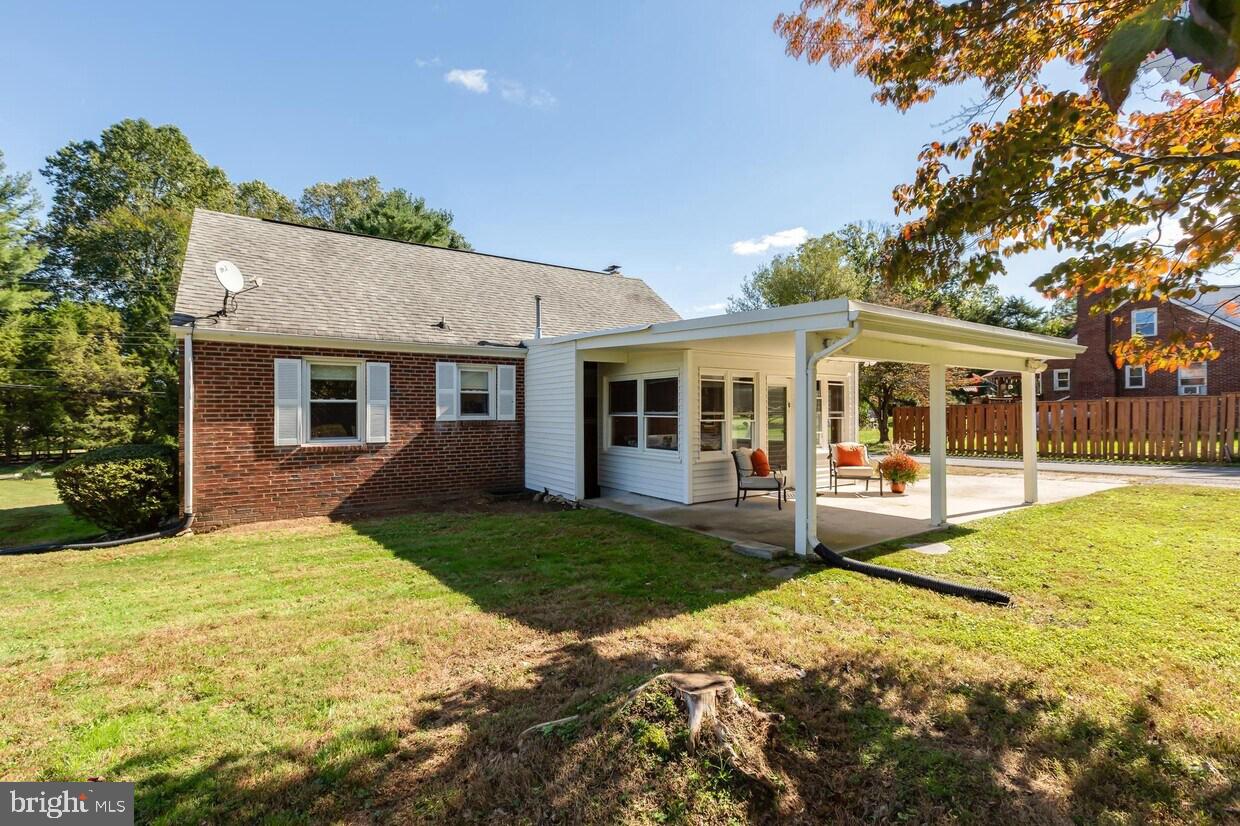 650 Walker Road Great Falls, VA 22066 - Photo 4 of 35 Back, perspective view